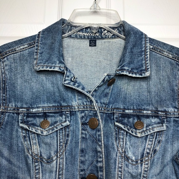 AEO Cotton Medium Blue Wash Distressed Pockets Button Down Cropped Jean Jacket M - Picture 2 of 15